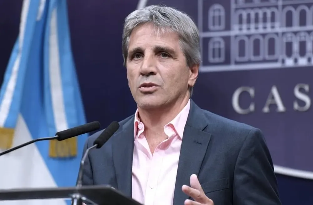 Caputo en la UIA: apertura de importaciones, impuestos y el “atraso” que alerta a los industriales más allá del dólar