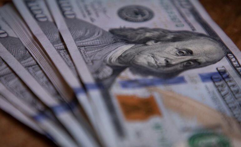 Dólar hoy: la cotización libre subió por primera vez en febrero y cerró a 1.215 pesos