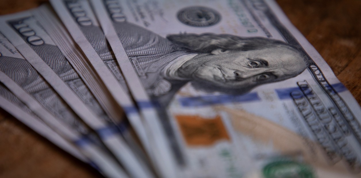 Dólar hoy: la cotización libre subió por primera vez en febrero y cerró a 1.215 pesos