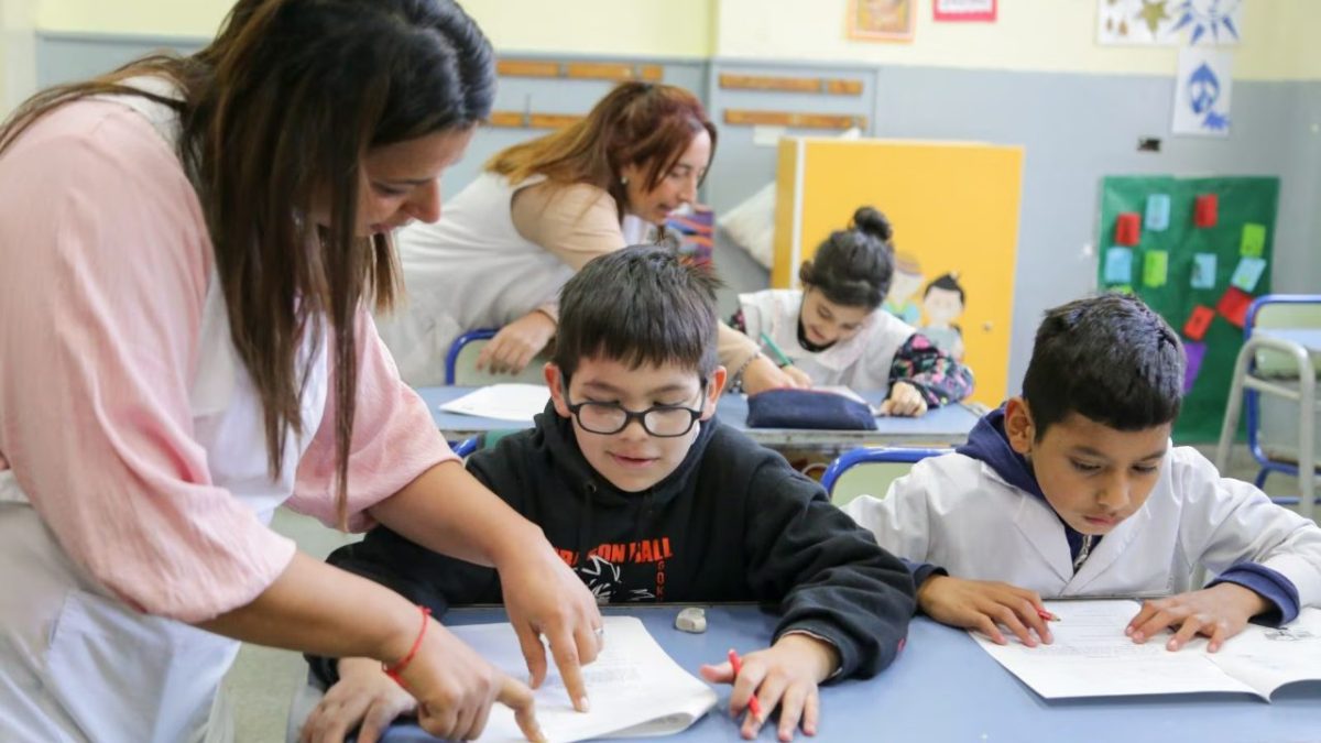Gobierno fijó el mínimo docente en $500.000 sin acuerdo gremial