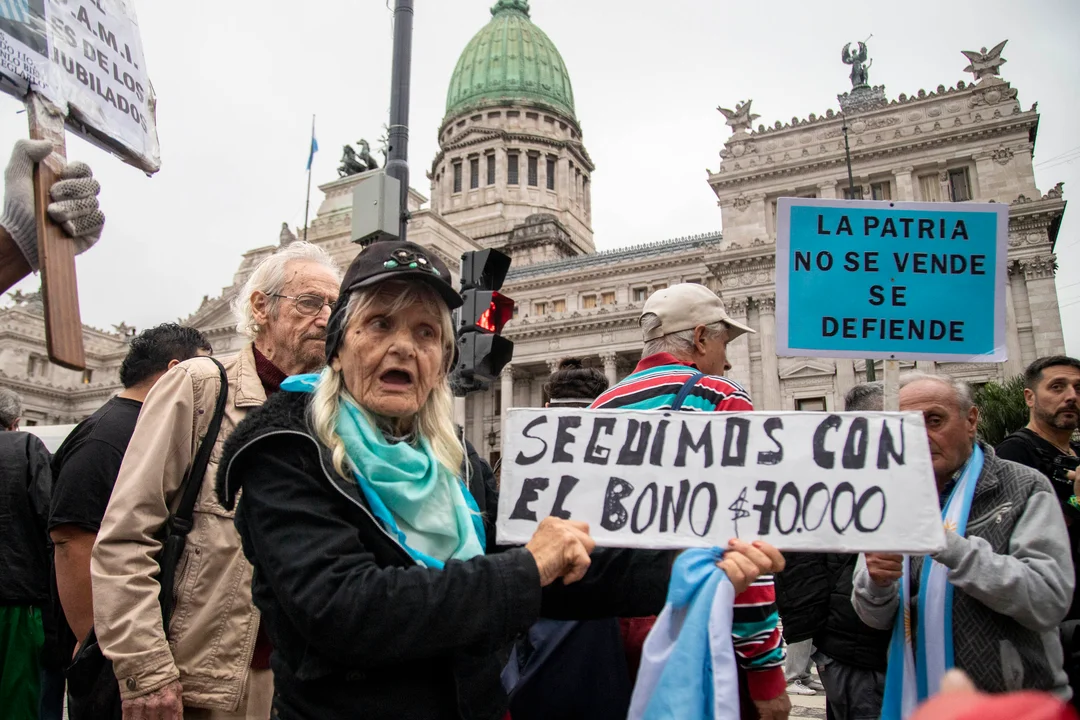 Jubilaciones en junio: el bono sigue congelado y pierde contra la inflación