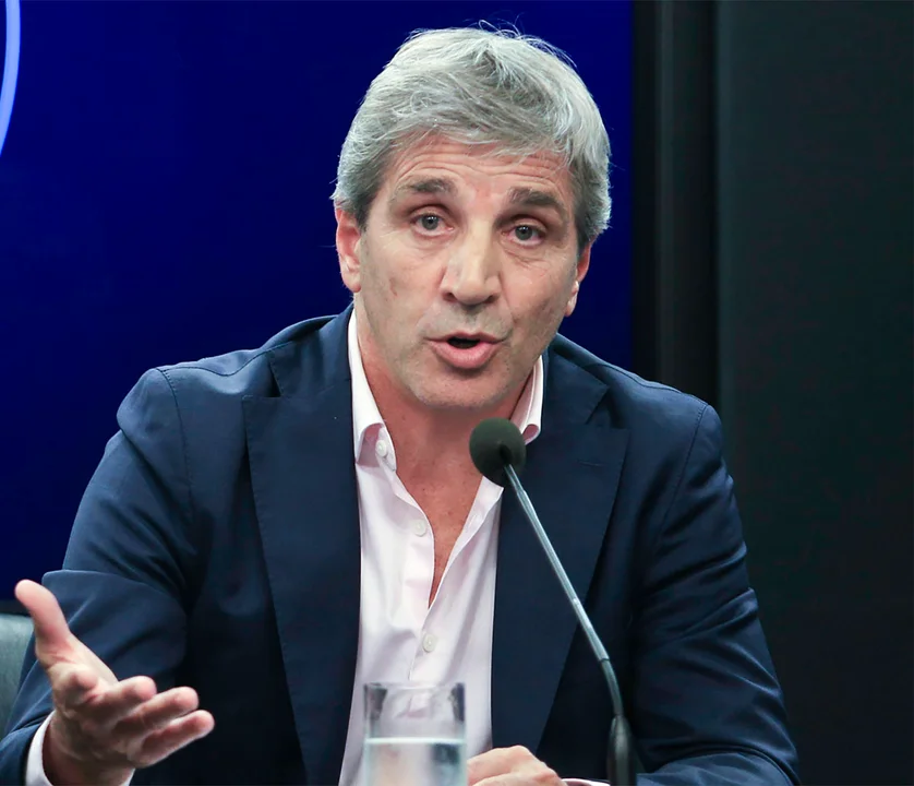 Luis Caputo impulsa medidas para facilitar el uso de dólares