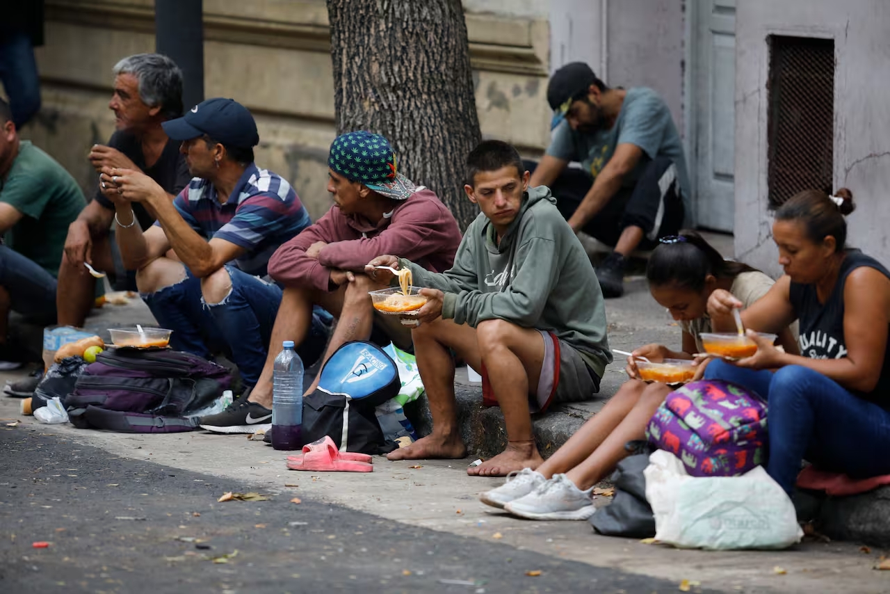 Una familia necesitó más de $1,1 millón durante abril para no ser pobre en Argentina