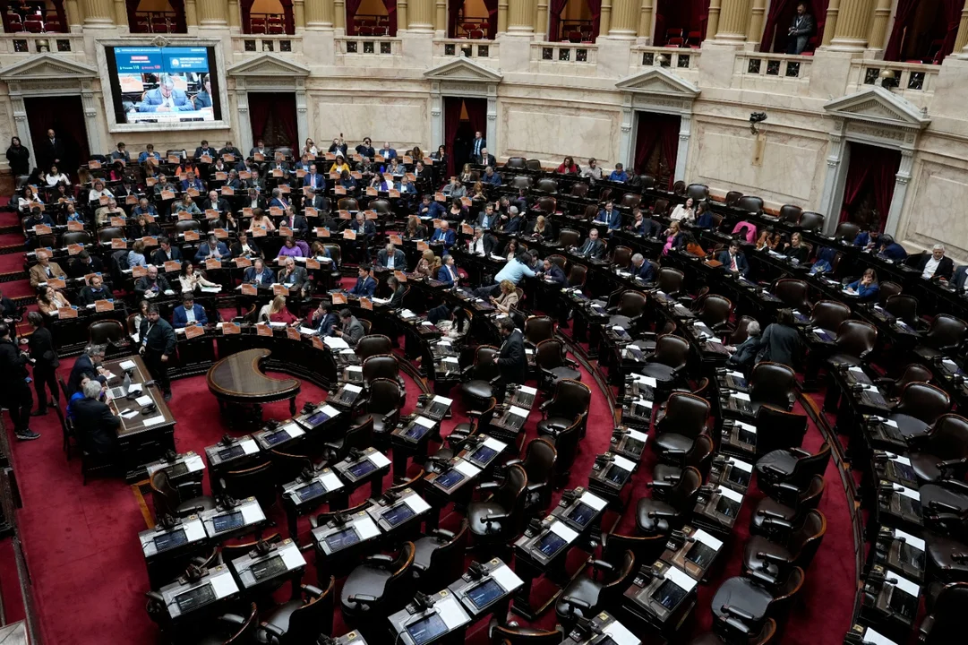Jubilaciones: la oposición logró aprobar un aumento y el Gobierno amenaza con vetarlo