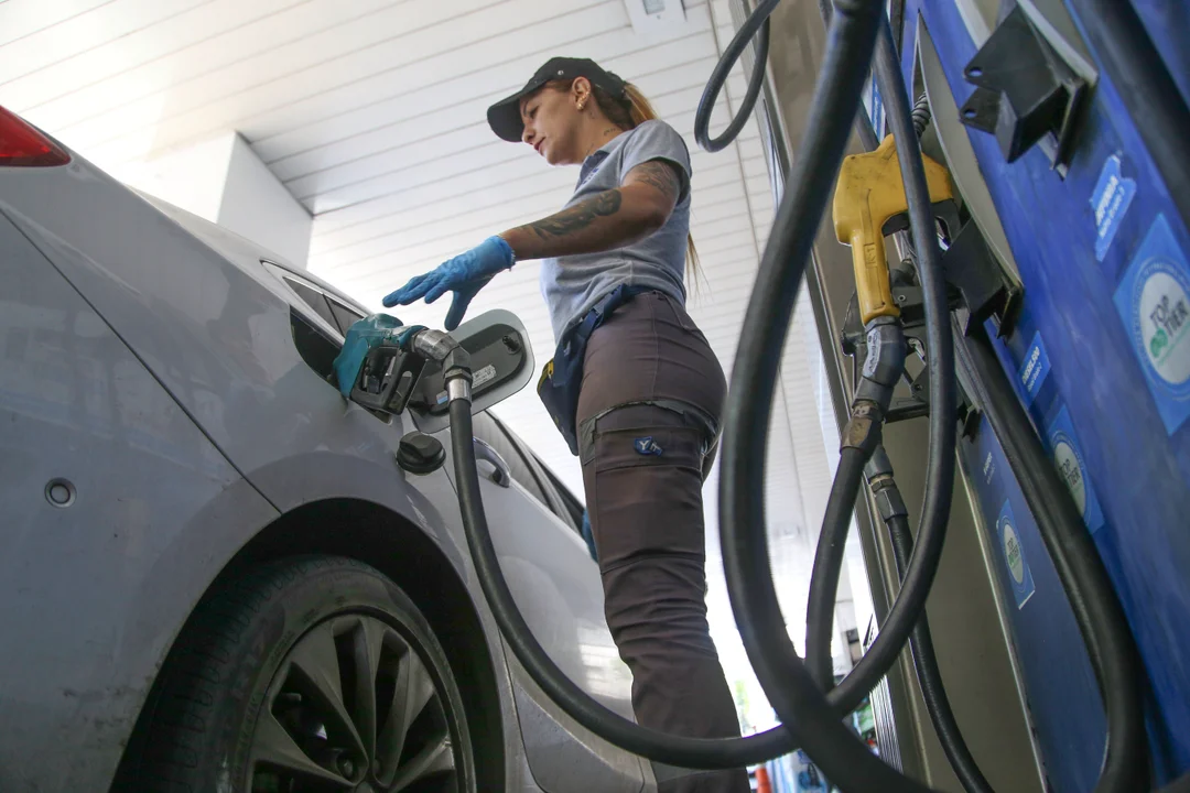 YPF sube 3,5% los combustibles y lanza descuentos nocturnos con autoservicio