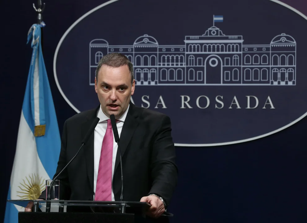 Dólar a $1.350 y mensaje enigmático de Adorni: “Hay un sector que no entiende el poder del superávit”