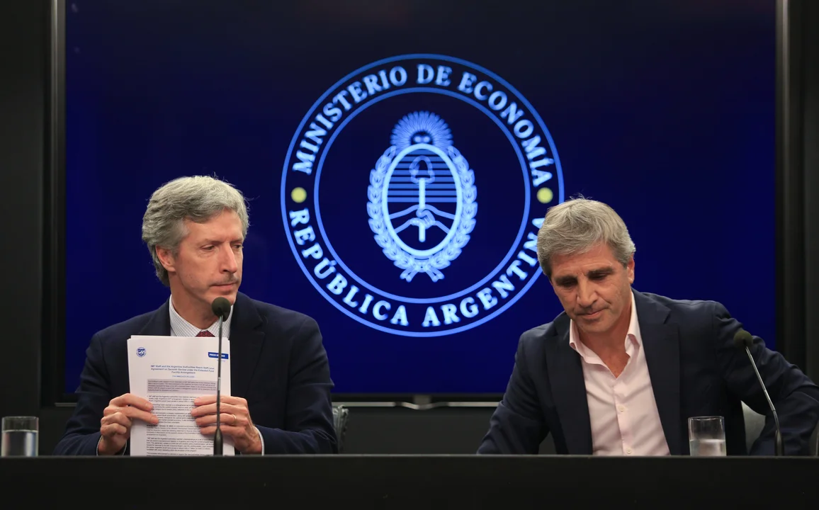 El Gobierno endurece encajes para absorber pesos antes de la licitación clave