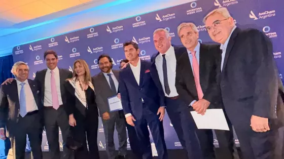 Gustavo Sáenz en la premiación de AmCham a los Campeones del RIGI