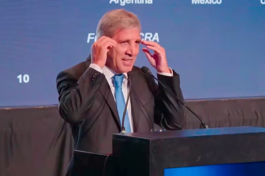 “Tienen los dólares en los colchones perdiendo plata”: el ruego de Caputo para que los ahorristas financien el plan