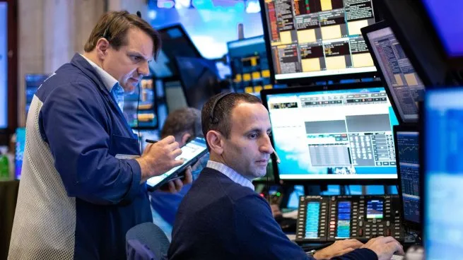 El petróleo se consolida arriba de los u$s100 y los futuros de Wall Street adelantan una nueva jornada de bajas
