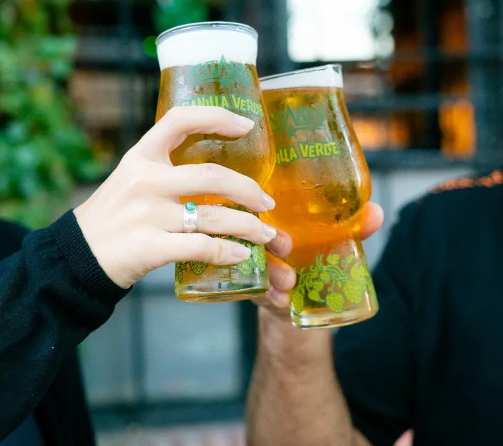 La crisis golpea al negocio cervecero: el consumo cayó 35%, suben los costos y se multiplican los cierres de locales