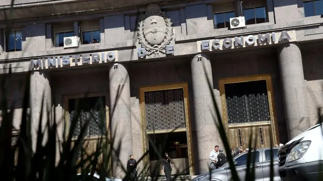 Deuda: Luis Caputo sale a renovar $8,3 billones y vuelve a medir el apetito por los Bonares en dólares