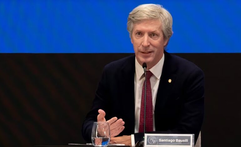El presidente del BCRA dijo que no es prioritario levantar el cepo cambiario para las empresas
