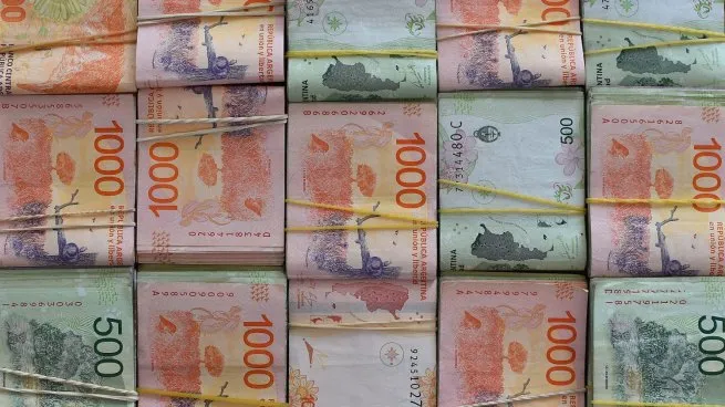 La demanda de pesos cayó 13% real desde julio y aseguran que eso reavivó la inflación: ¿qué pasará ahora?