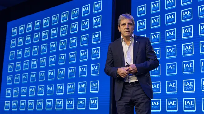 Luis Caputo defendió el plan económico: «Hoy hay dólares para empresas, para los ahorristas y para que compre el BCRA»