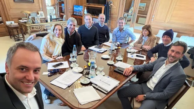 Tras presentar su declaración jurada, Adorni busca en la mesa política una foto de apoyo