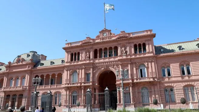 El proyecto del Gobierno propone que el Presidente, ministros y legisladores dejen de cobrar si hay déficit fiscal