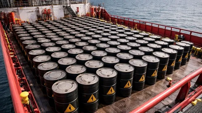 Petróleo: la curva de futuros anticipa un cambio de tendencia y abre cuatro escenarios para el precio del crudo