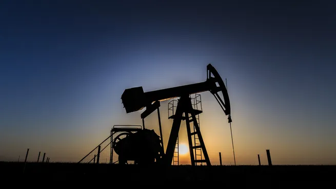 El petróleo cae más de 6% tras la pausa en los ataques en Medio Oriente y las bolsas avanzan con fuerza