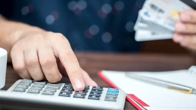 La morosidad frena la mitad del crédito en pesos y el mercado advierte por más episodios de «estrés» en 2027