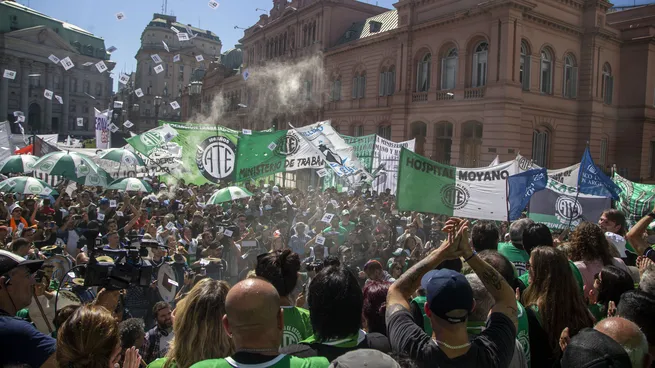 Tocan la puerta de Luis Caputo: sindicatos y organizaciones sociales marchan para denunciar el endeudamiento familiar