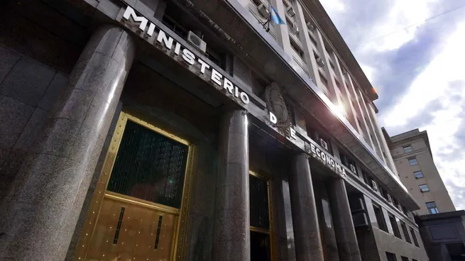 Deuda: Economía enfrenta vencimientos por $21 billones en agosto y se prepara para el primer test del mes
