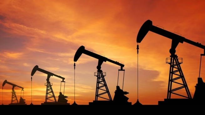 El petróleo fluye desde el golfo Pérsico, pero los precios siguen altos. ¿Por qué?